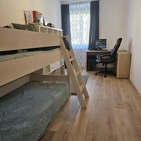 Апартаменты Stylish Family Stay With Mountain Views Инсбрук